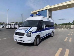 國(guó)六福特V348長(zhǎng)軸中頂救護(hù)車(chē)